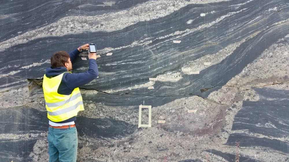 Student from University in Bonn mapping the Iveland wall — Bonn