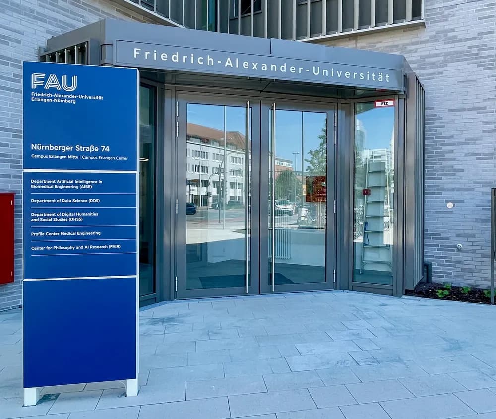 FAU Erlangen-Nürnberg Gebäude Mai — Erlangen