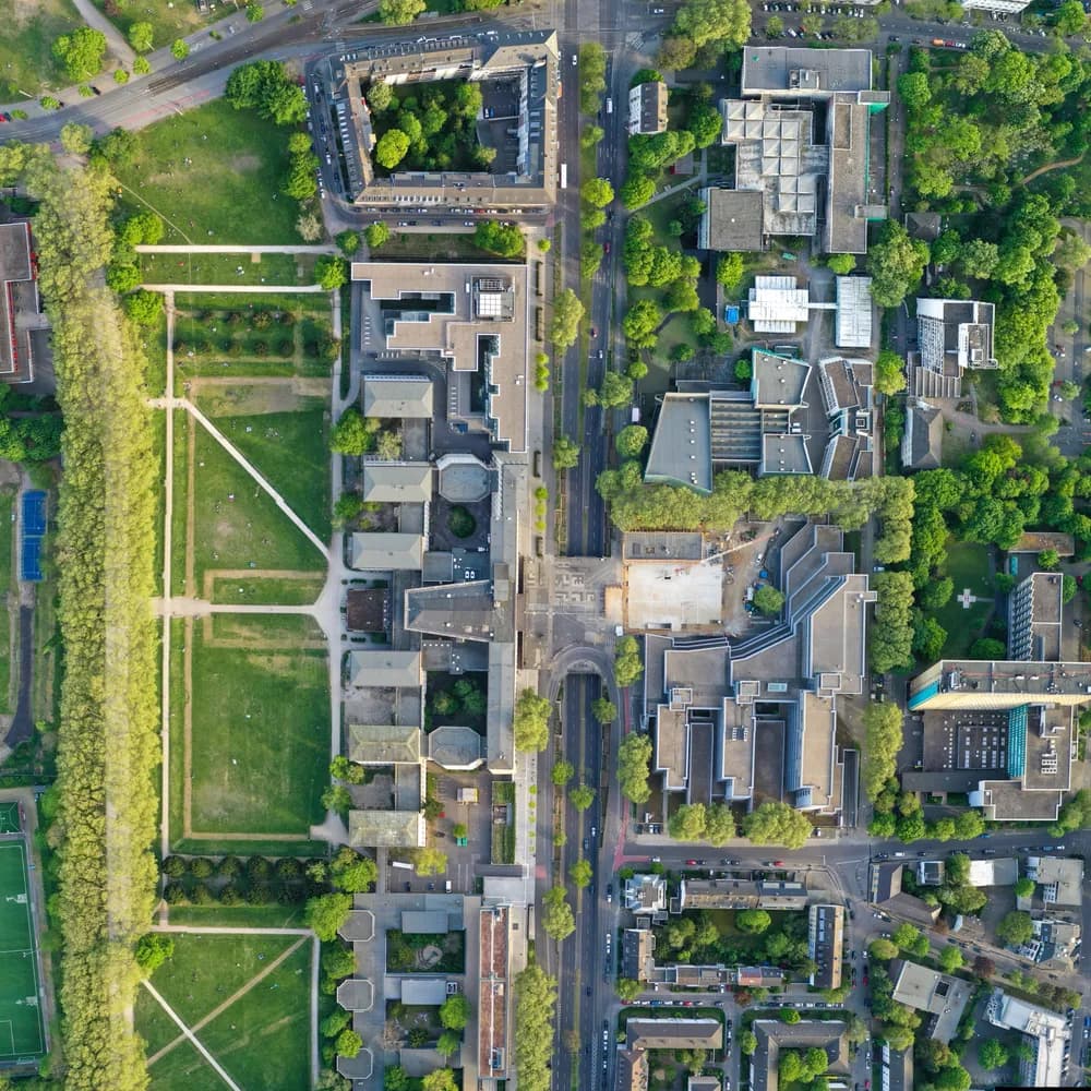 Universität Köln – Hauptgebäude mit Albertus-Magnus-Platz von oben (April ) — Köln