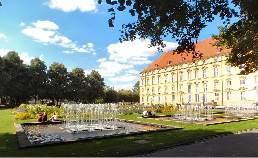 Schlossgarten Osnabrück mit Springbrunnen und Blumen, Universität Osnabrück UOS, Schloss, Schlosspark, Sommer, Foto Clemens Ratte-Polle — Osnabrück